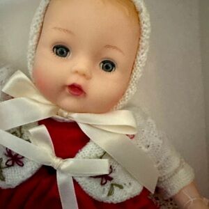 Madame Alexander Doll. Berry Berry Christmas Huggins. Hard to find doll.